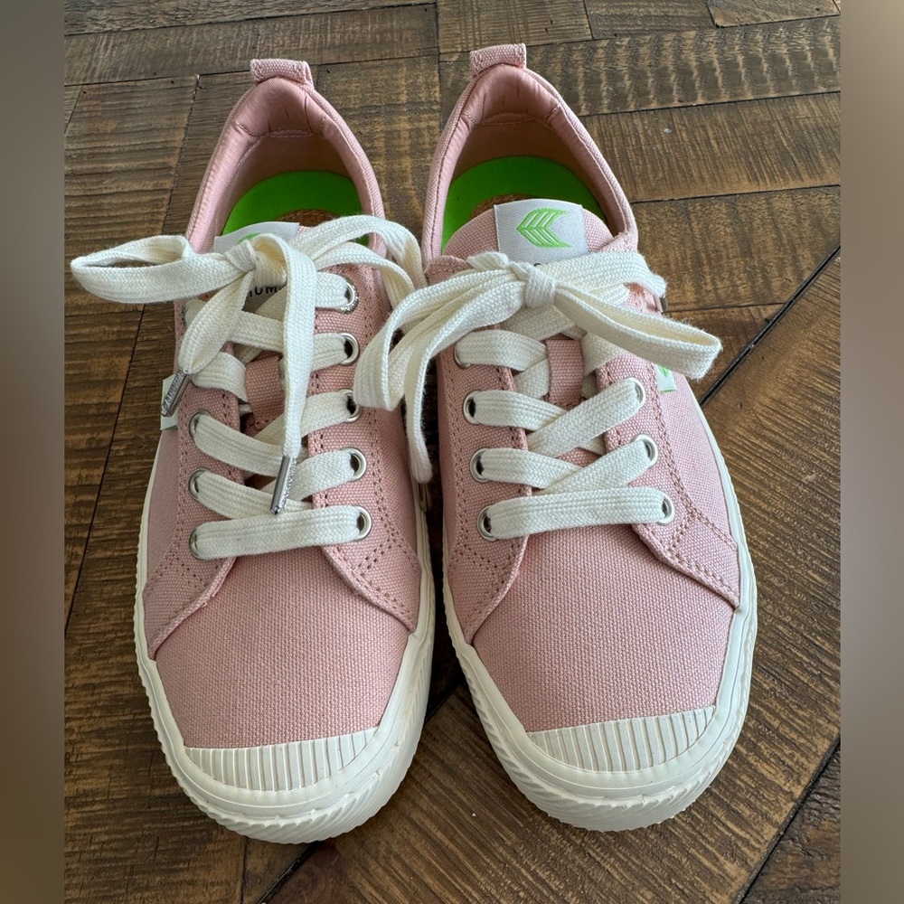 Cariuma Low Rose Canvas Sneaker
